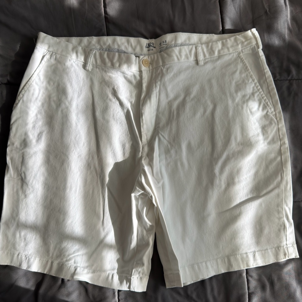 Izod Men's Cream Flat Front Shorts